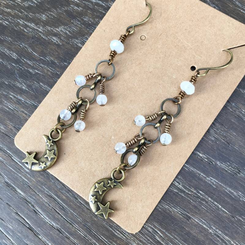 Moon & Stars Ohrringe Regenbogen Mondstein, Baumelnd Mit Antikem Messing, Kristalledelstein von GivingEarthMinerals
