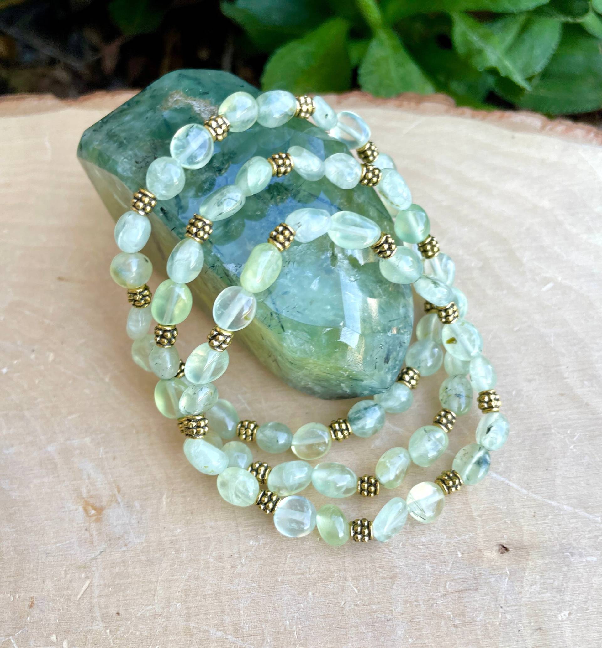 Prehnit Pebble Armband Mit Gold Akzenten, Stretch Perlen, Natural Light Green Stone Edelstein Kristall von GivingEarthMinerals