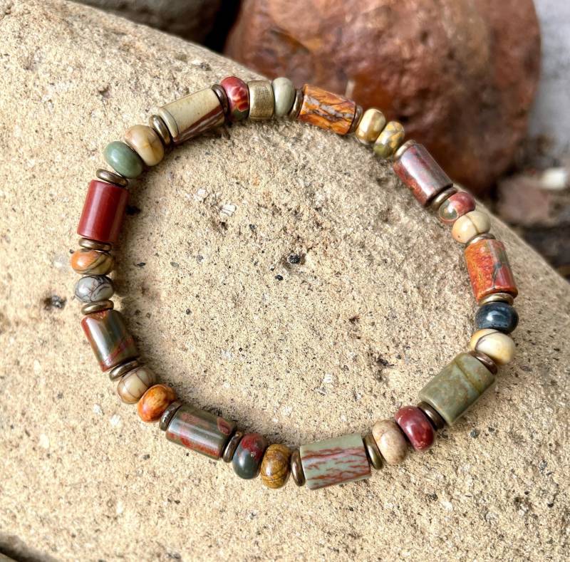 Red Creek Jasper Armband Mit Rustikalem Messing, Naturstein Edelstein, Kristall Stretch Armband, Unisex von GivingEarthMinerals
