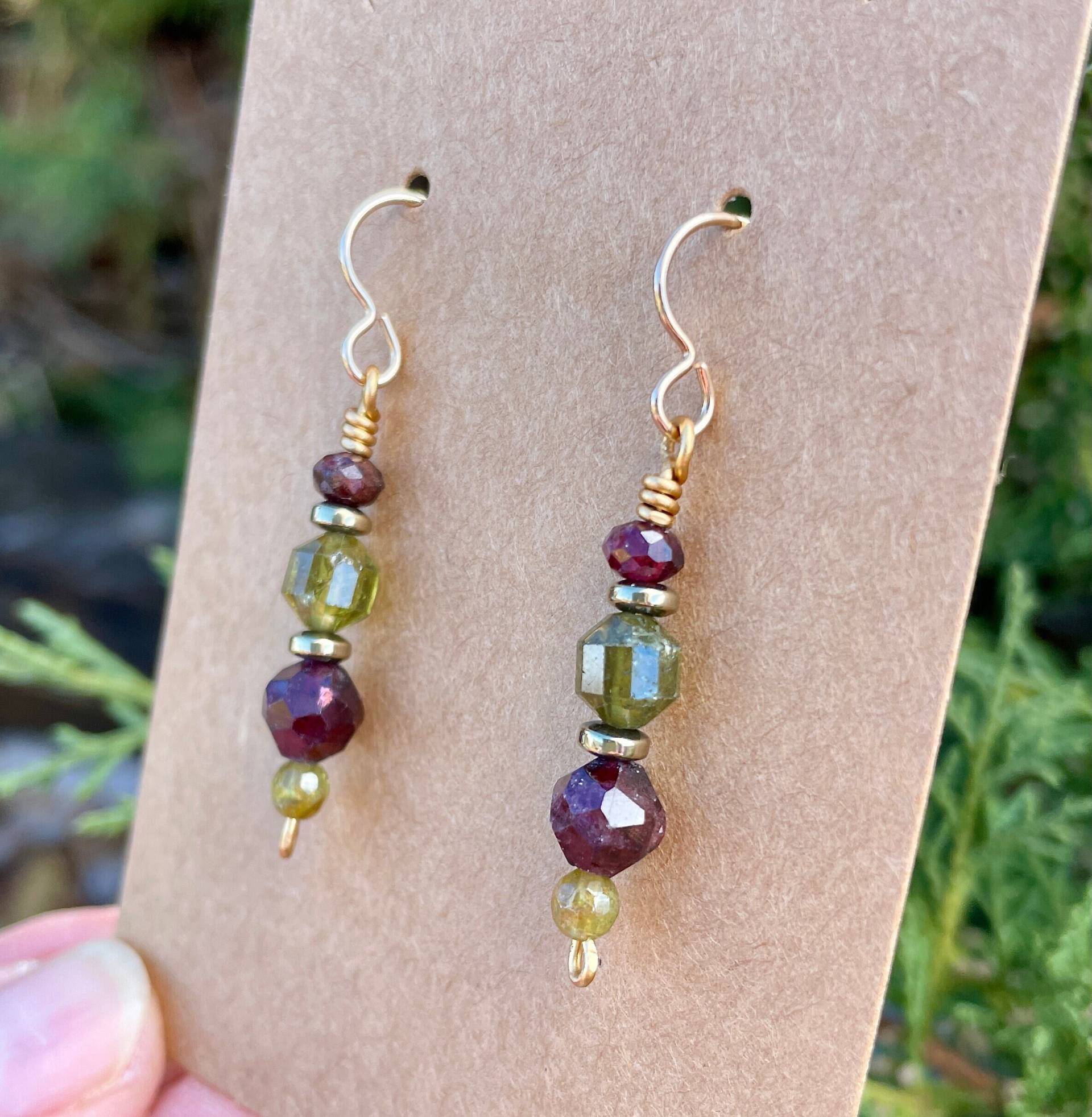 Rote & Grüne Granat Ohrhänger Mit Gold Und Pyrit, Januar Geburtsstein, Naturstein Edelstein Kristall, Perlen, Weihnachtsschmuck von GivingEarthMinerals