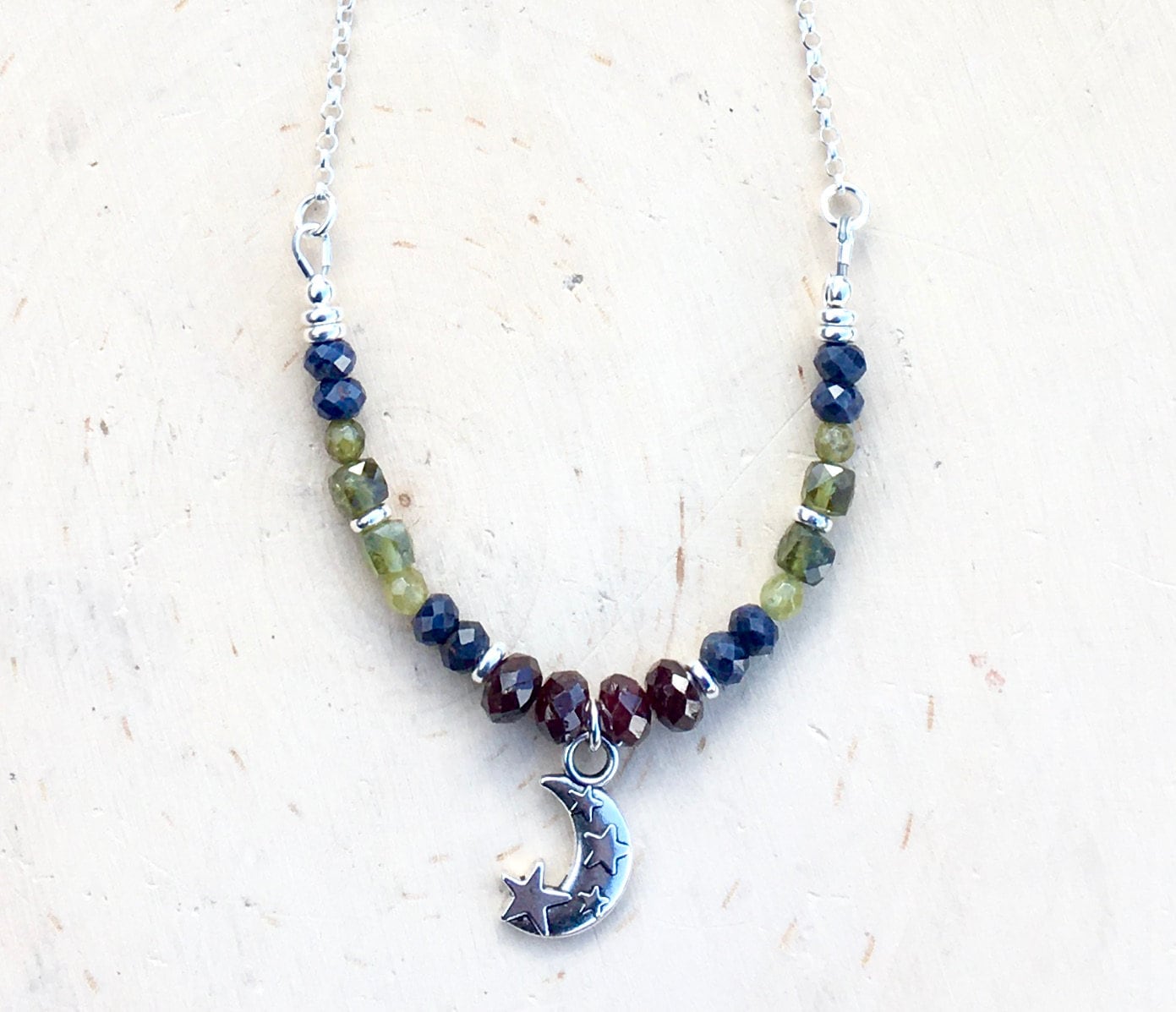 Roter Granat, Grüner Blauer Saphir, Silber Halskette, Mond & Sterne Charme, Perlen Naturstein von GivingEarthMinerals