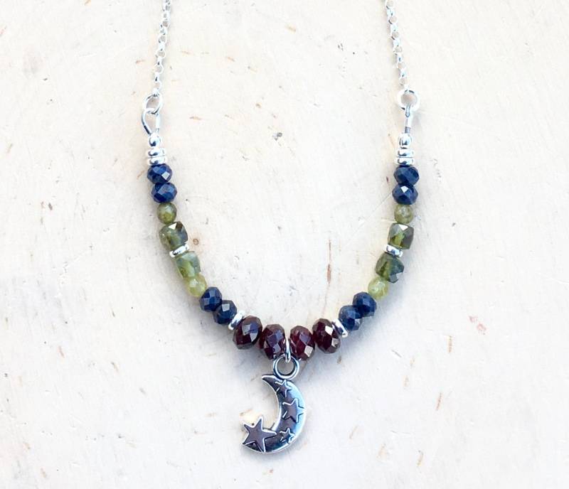 Roter Granat, Grüner Blauer Saphir, Silber Halskette, Mond & Sterne Charme, Perlen Naturstein von GivingEarthMinerals