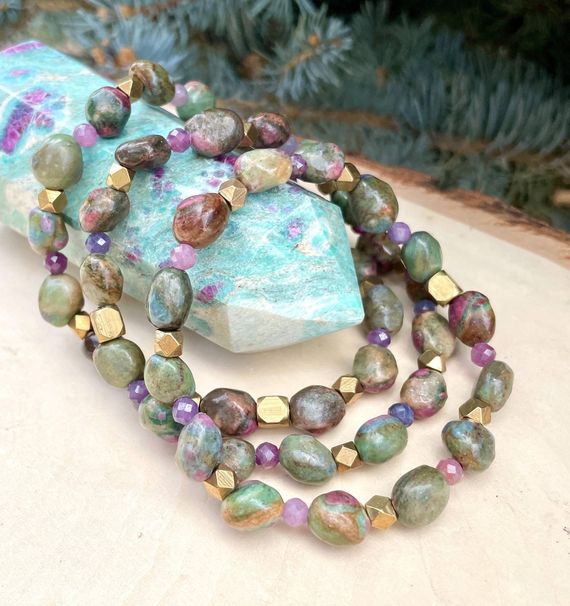 Rubin Fuchsit Armband Mit Messing Akzente, Stretch Perlen, Pebble Naturstein Edelstein Kristall von GivingEarthMinerals