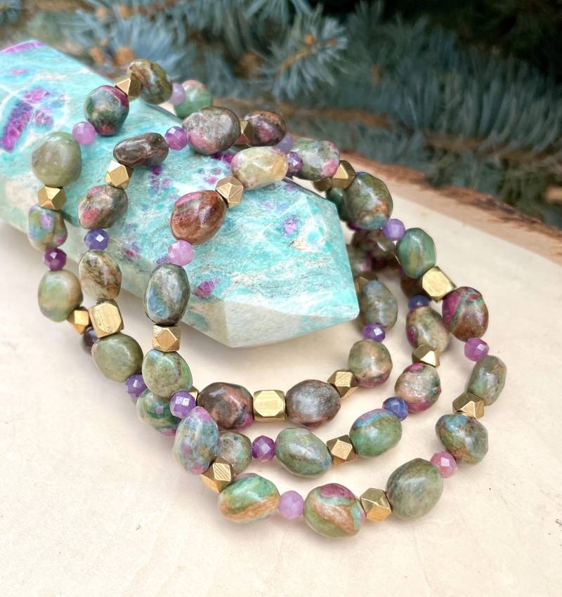 Rubin Fuchsit Armband Mit Messing Akzente, Stretch Perlen, Pebble Naturstein Edelstein Kristall von GivingEarthMinerals