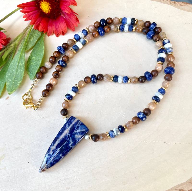 Sodalit-Anhänger-Halskette 20" Mit Sonnenstein, Howlith, Palisander, Gold, Naturstein-Edelsteinkristall, Perlen von GivingEarthMinerals