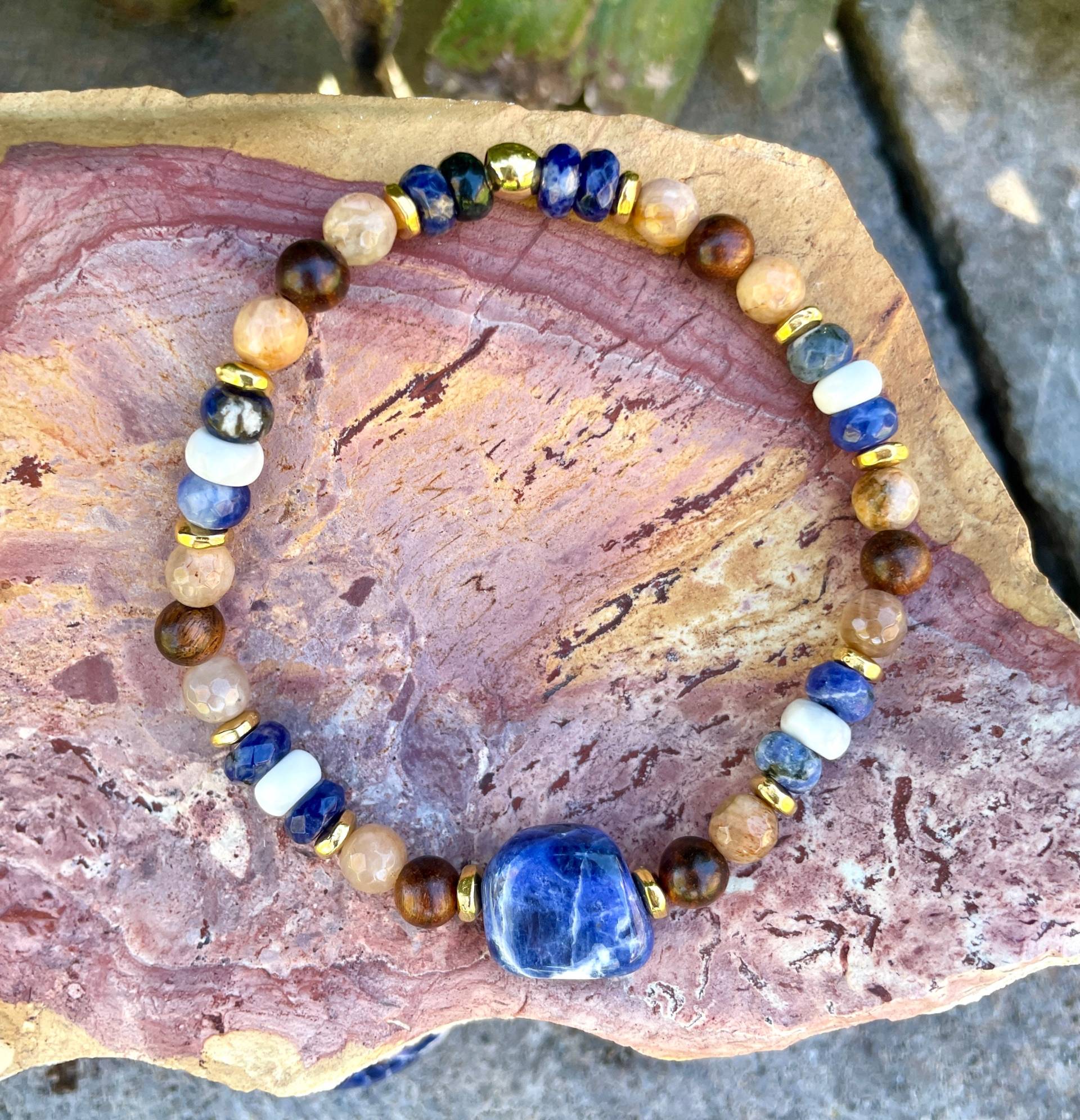 Sodalite Nugget Armband Mit Sonnenstein Howlite Rosewood Gold, Naturstein Edelstein Kristall von GivingEarthMinerals