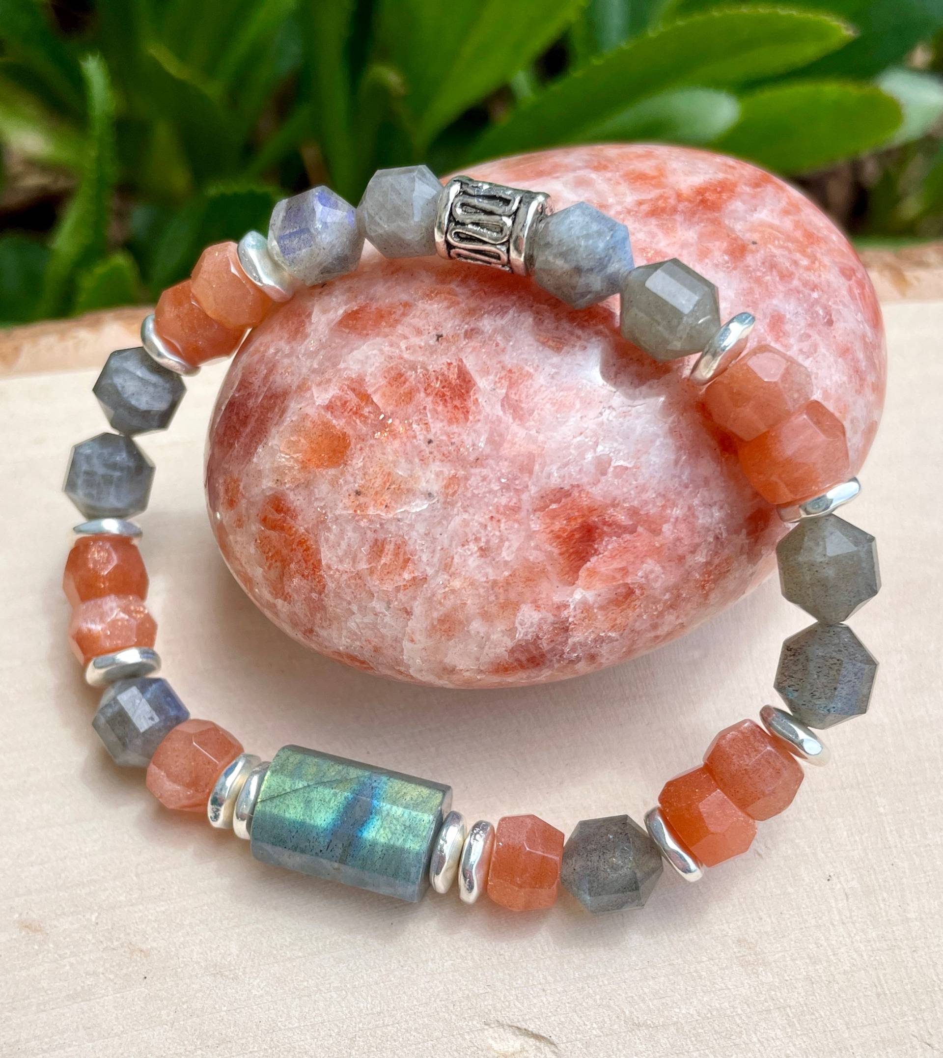 Sonnenstein & Labradorit Armband, Stretch, Silber, Orange Grau Naturstein, Edelstein, Kristall von GivingEarthMinerals