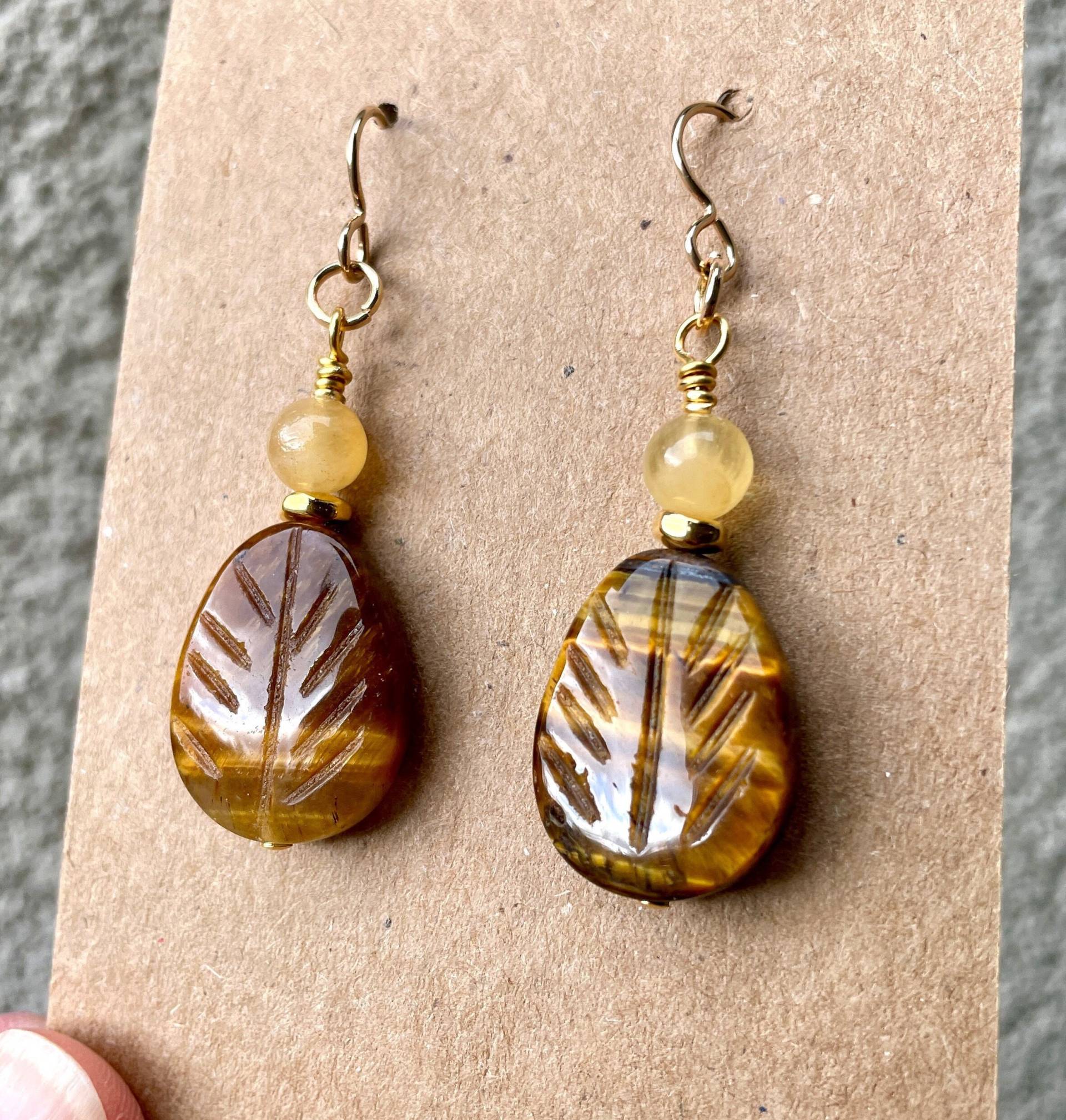 Tiger's Auge & Honig Calcit Ohrringe, Geschnitztes Blatt, Perlen, Edelstein Kristallstein von GivingEarthMinerals