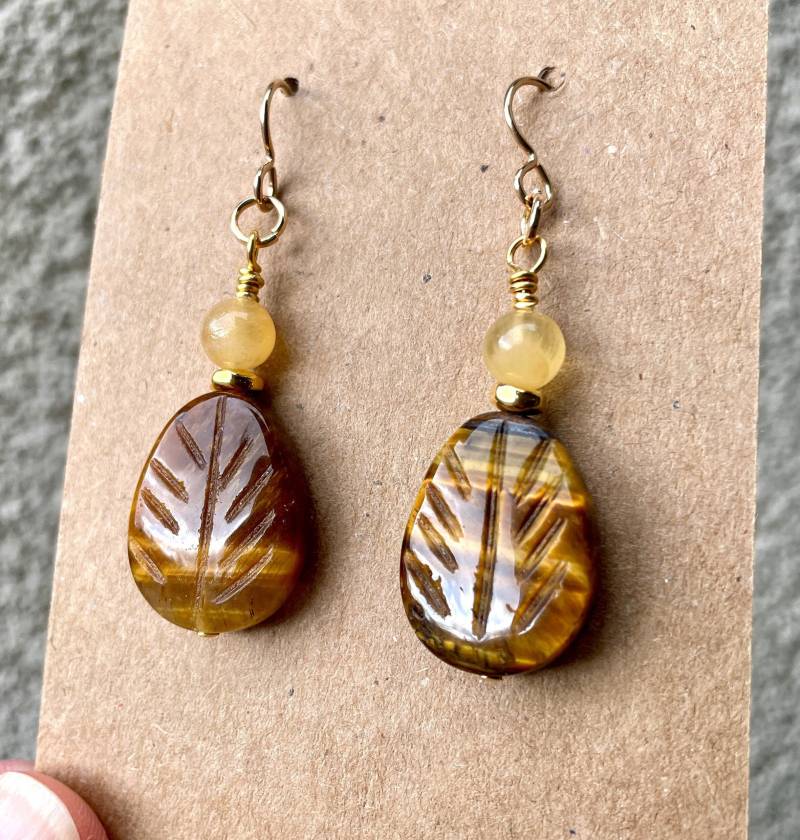 Tiger's Auge & Honig Calcit Ohrringe, Geschnitztes Blatt, Perlen, Edelstein Kristallstein von GivingEarthMinerals