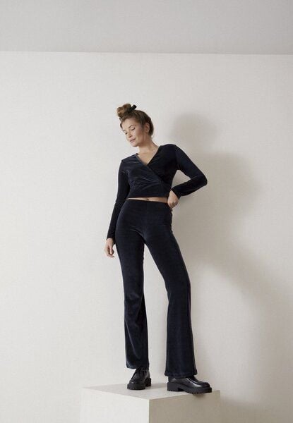 Givn Berlin Samthose GBELODIE flared leg aus Bio-Baumwolle von Givn Berlin