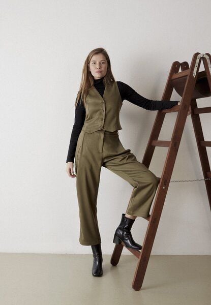 Givn Berlin Weste GBALIDA mit Teilungsnähten aus TENCEL von Givn Berlin