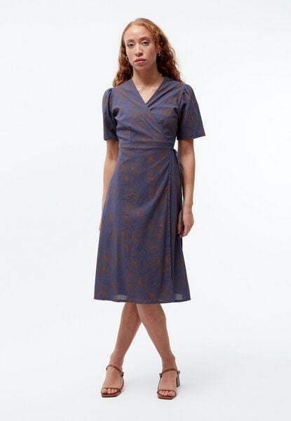 Givn Berlin Wickelkleid GBBABETTE aus Bio-Baumwoll Crepe - Nightshade Blue (Outlines) von Givn Berlin