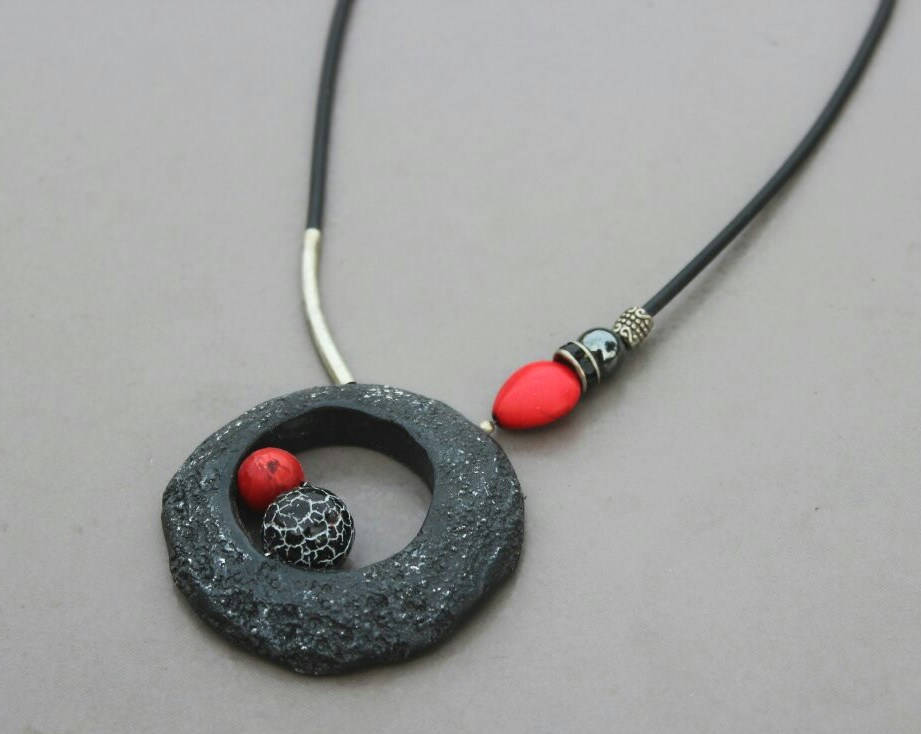 Abstrakter Schwarzer Anhänger, Polymer-Ton-Schmuck, Moderner Schwarz-Rote Edelsteinkette, Schwarzes Schmuckset Abstrakter Schwarzer Anhänger, Polymer-Ton-Schmuck, Moderner Schwarz-Rote Edelsteinkette, Schwarzes Schmuckset von GlArtJewelry
