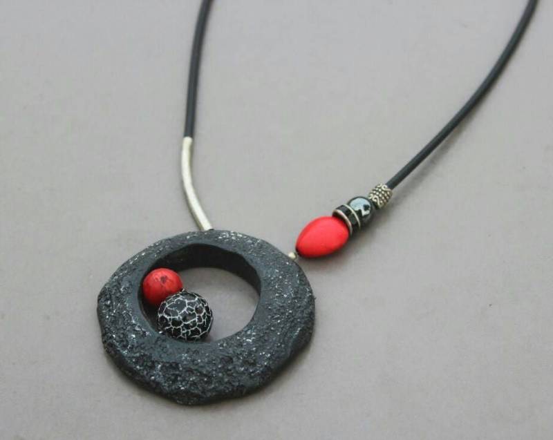 Abstrakter Schwarzer Anhänger, Polymer-Ton-Schmuck, Moderner Schwarz-Rote Edelsteinkette, Schwarzes Schmuckset Abstrakter Schwarzer Anhänger, Polymer-Ton-Schmuck, Moderner Schwarz-Rote Edelsteinkette, Schwarzes Schmuckset von GlArtJewelry
