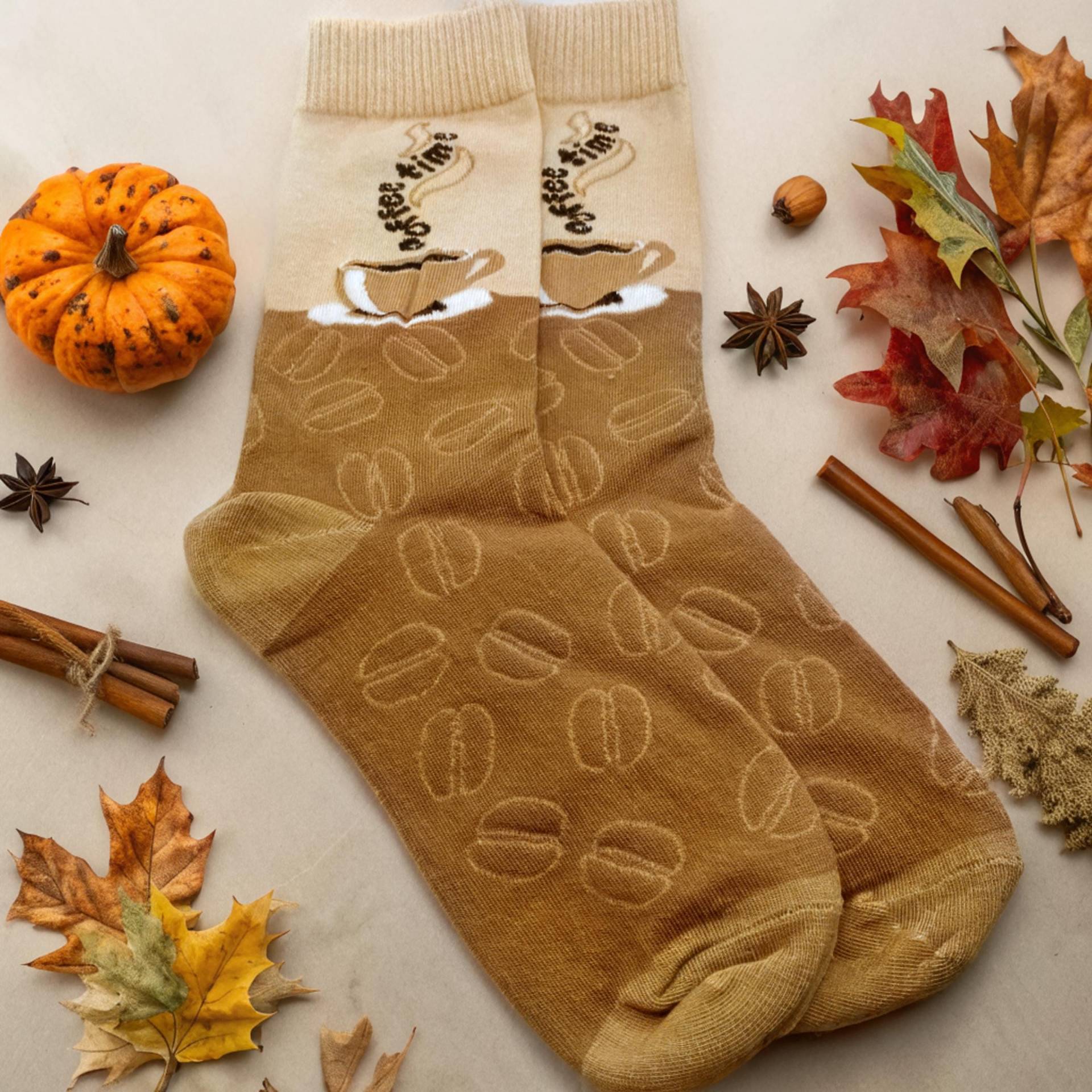 Socken Strümpfe Coffee Times Oktober Herbst Winter Autumn Cozy Gemütlich Bequem Kamin Socken Strümpfe Coffee Times Oktober Herbst Winter Autumn Cozy Gemütlich Bequem Kamin von GlaceBricks