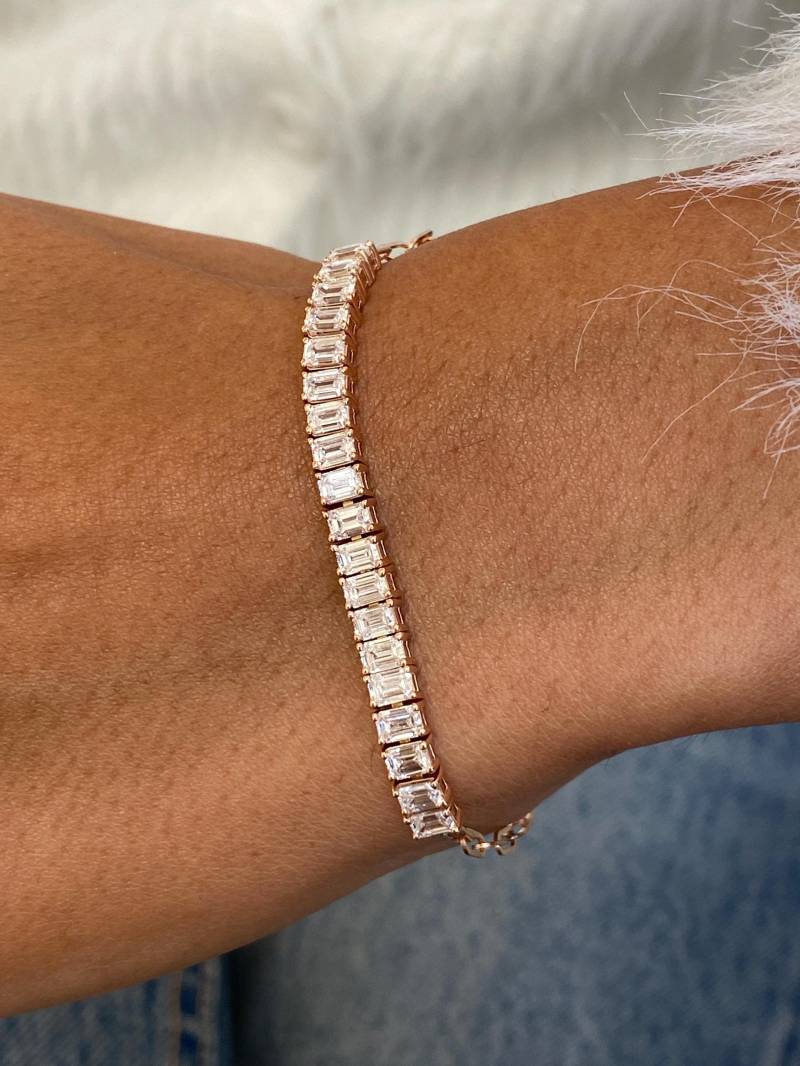 Atemberaubendes Labor Erstelltes Diamant-Halb-Eternity-Armband Aus 14K Roségold, Zertifiziert 2.60 Tcw E/Vs1 Im Smaragdschliff, Eleganter Schmuck von GlamAndGemsNY