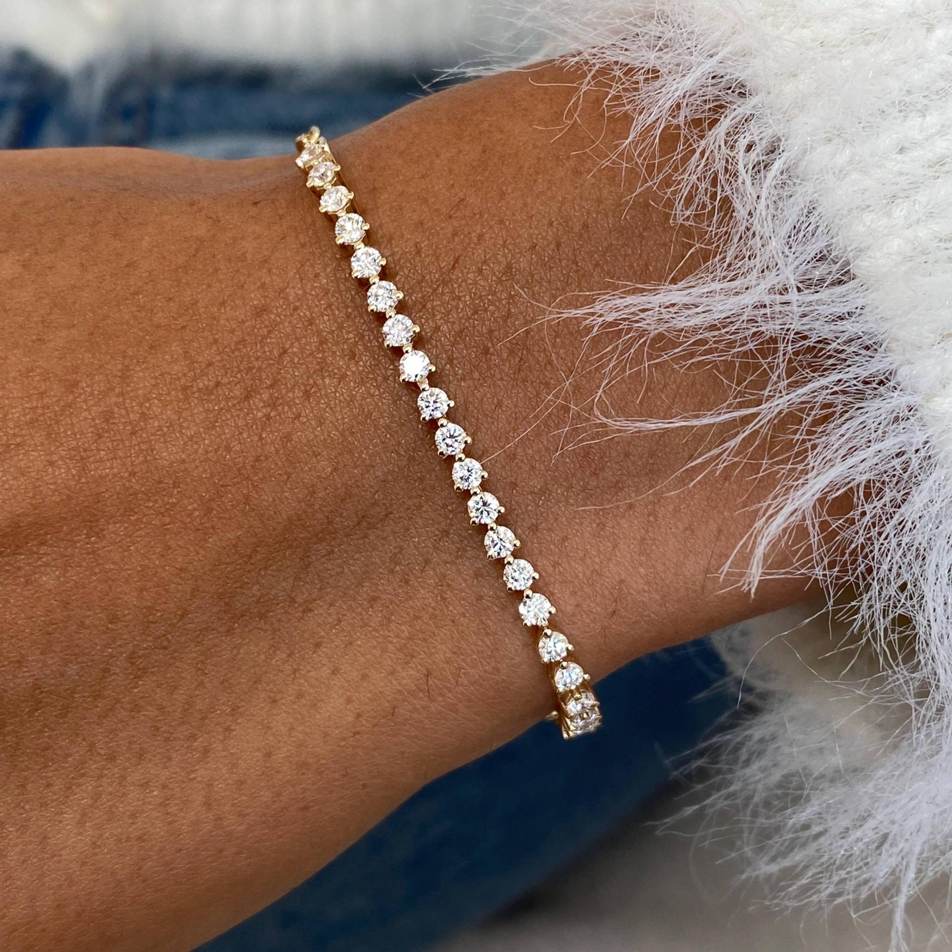 Elegantes 14K Gelbgold Armband Mit Lab-Created Diamant, 0.93 Karat E/Vs1 Rundschliff Prong Set, Jubiläumsgeschenk Elegantes 14K Gelbgold Armband Mit Lab-Created Diamant, 0.93 Karat E/Vs1 Rundschliff Prong Set, Jubiläumsgeschenk von GlamAndGemsNY