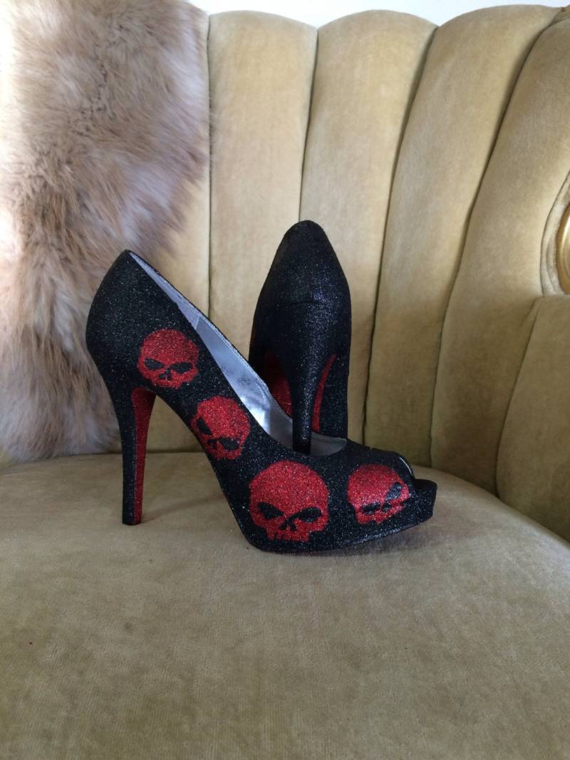 Auf Bestellung Gefertigte, Rote Und Schwarze Totenkopf High Heels. Größen 5-11. Offene Spitze Auf Bestellung Gefertigte, Rote Und Schwarze Totenkopf High Heels. Größen 5-11. Offene Spitze von GlamAndGloryLab