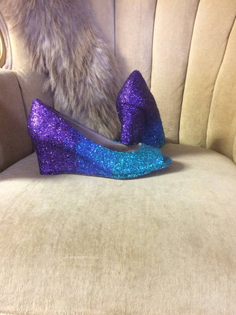 Glitzerkeil High Heels. Ombre Brautschuhe in Lila, Dunkelblau Und Petrol von GlamAndGloryLab