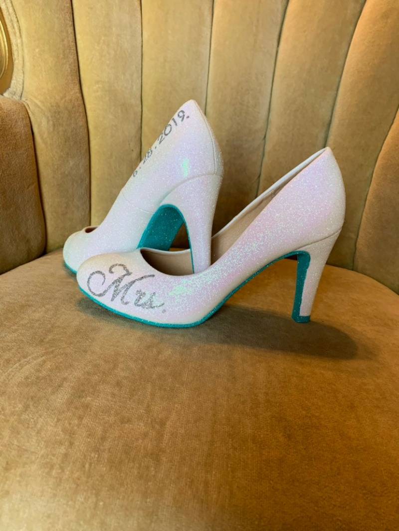 Personalisierte Mrs. Bridal Heels Individuell Handbemalte Hochzeitsschuhe von GlamAndGloryLab