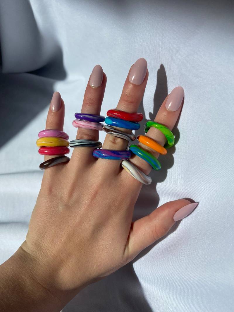 Handgefertigte Polymer Clay Schlichte Abgerundete Stapelringe Bunt Und Funky, Verschiedene Farben, Wunschanfertigung, Stapelringe von GlamJamm