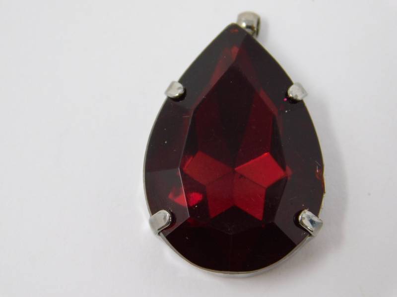 Vintage-Anhänger Aus Rotem Glas Mit Strasssteinen von Glamantiquiter