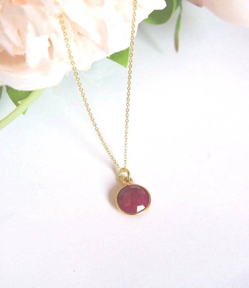 Rubin Anhänger Mit 24K Vermeil Gold Lünette, 14K Filled Kette von Glamgemtastic