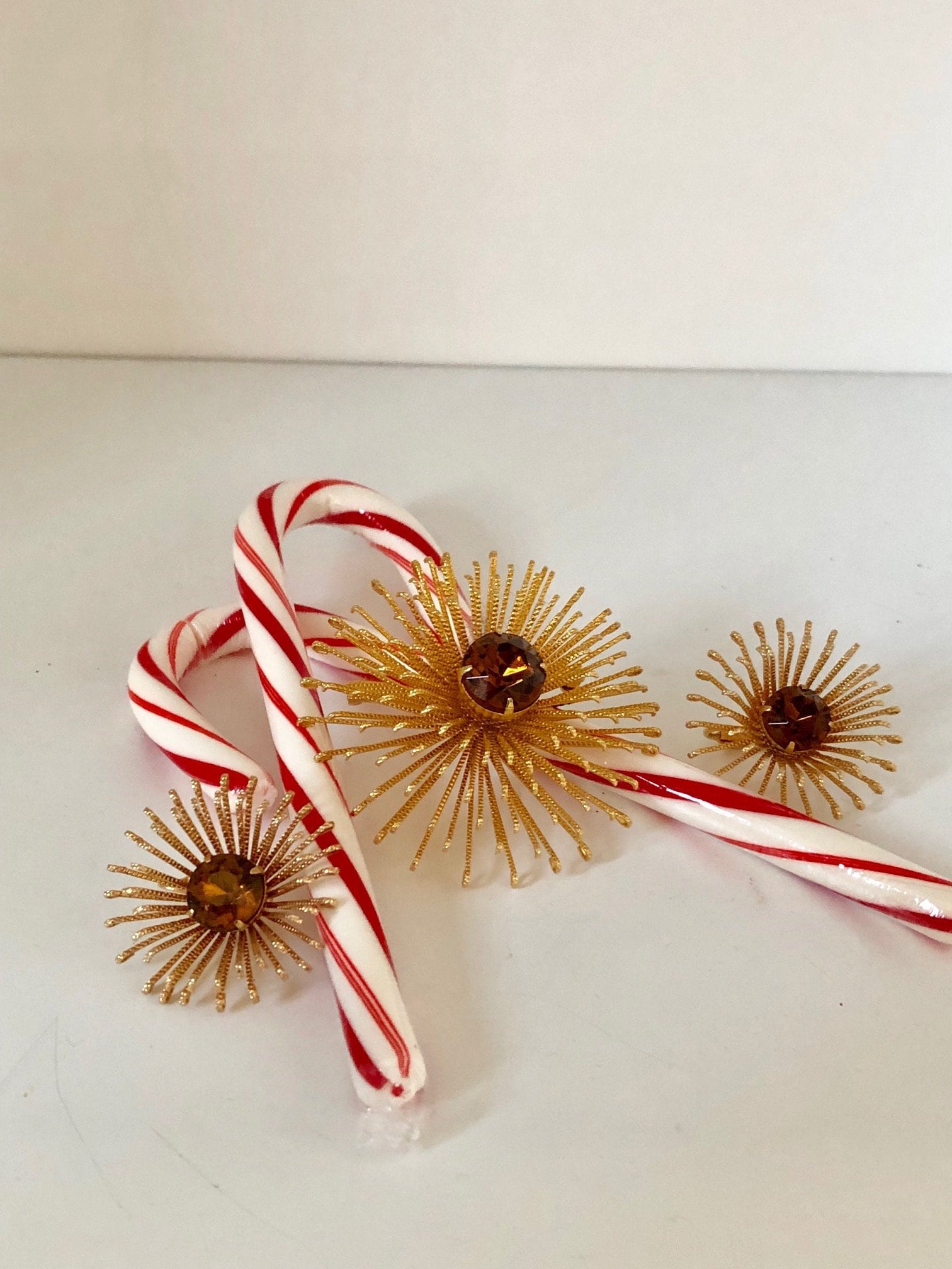 Sarah Coventry Brosche Und Ohrring Set/Vintage Brosche/Vintage Schmuck/Amber Stein/Atomic Stern Brosche/Atomic Set/Clip Ons Sarah Coventry Brosche Und Ohrring Set/Vintage Brosche/Vintage Schmuck/Amber Stein/Atomic Stern Brosche/Atomic Set/Clip Ons von GlammasVintageShop
