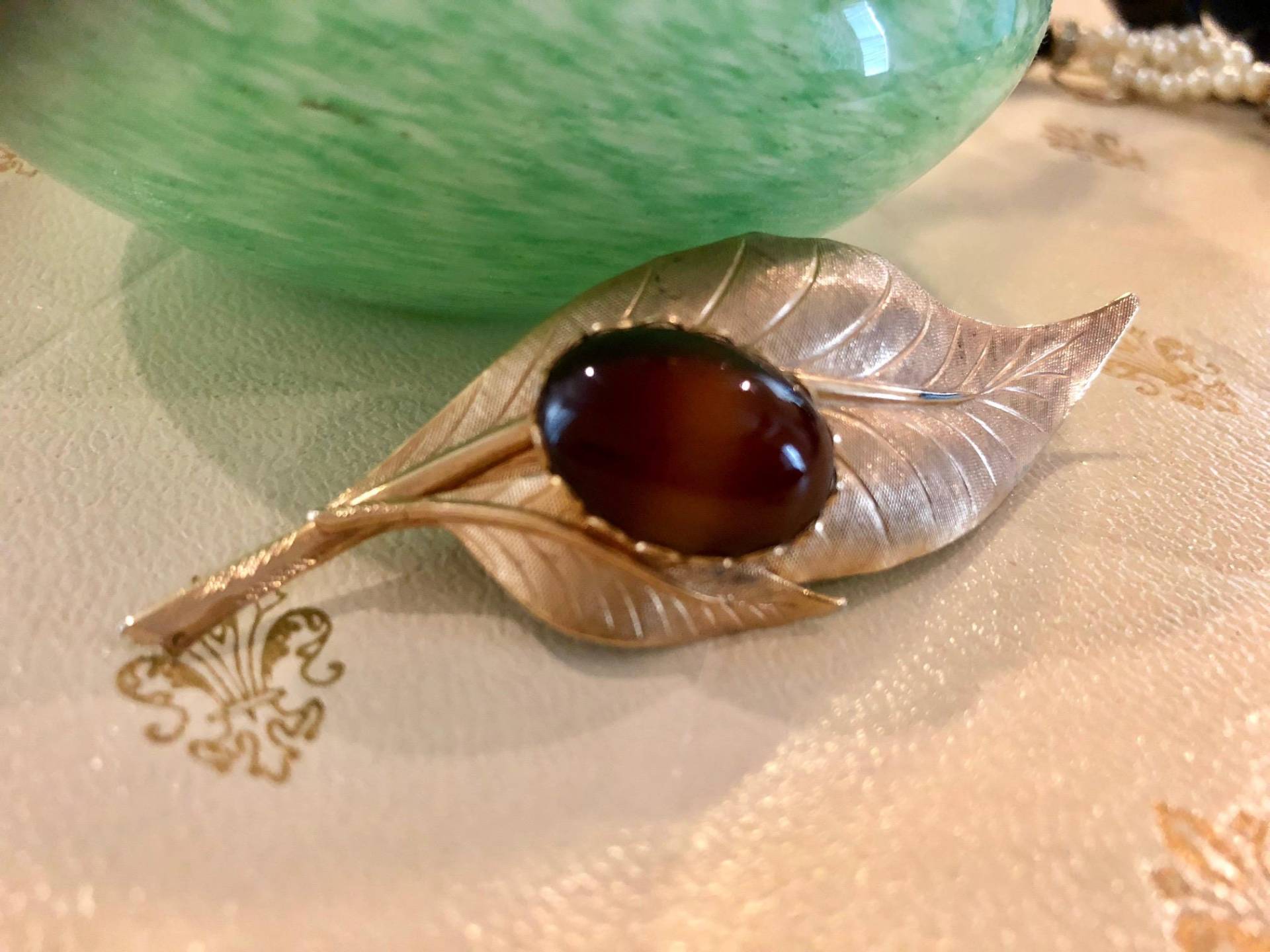 Vintage Blatt Brosche Mit Tiger Auge Stein/Vergoldet Brosche/Vintage Pin Vintage Blatt Brosche Mit Tiger Auge Stein/Vergoldet Brosche/Vintage Pin von GlammasVintageShop