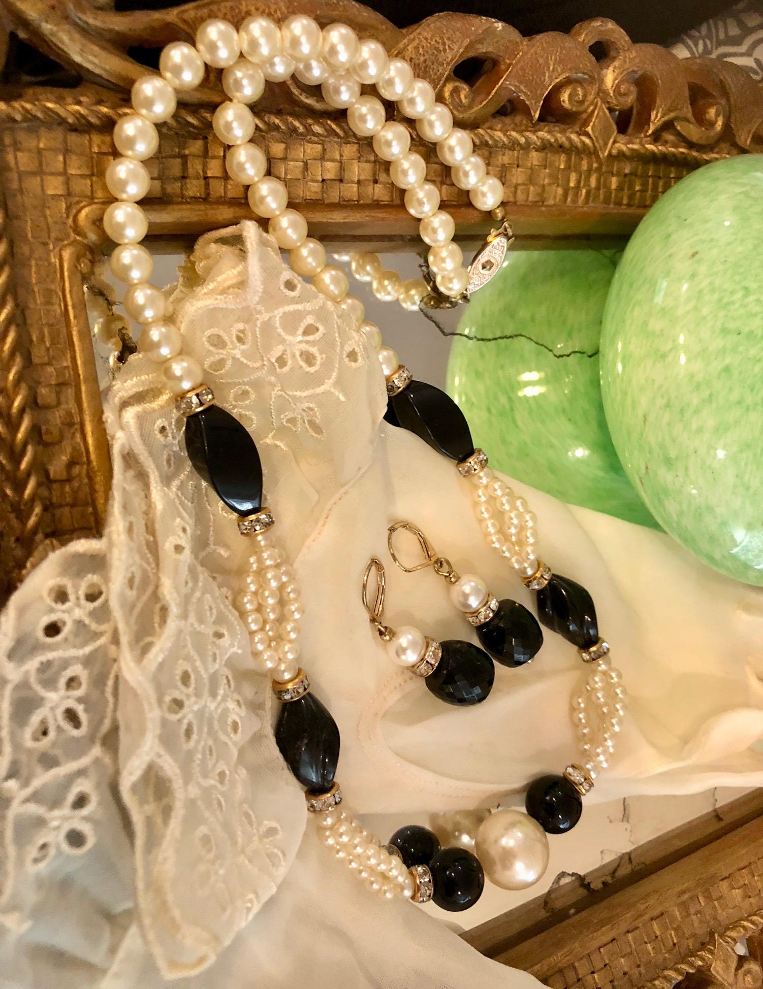 Vintage Faux Perle Und Schwarze Perlen Halskette Ohrringe Mit Strass/Perlen/Schmuck Set Vintage Faux Perle Und Schwarze Perlen Halskette Ohrringe Mit Strass/Perlen/Schmuck Set von GlammasVintageShop