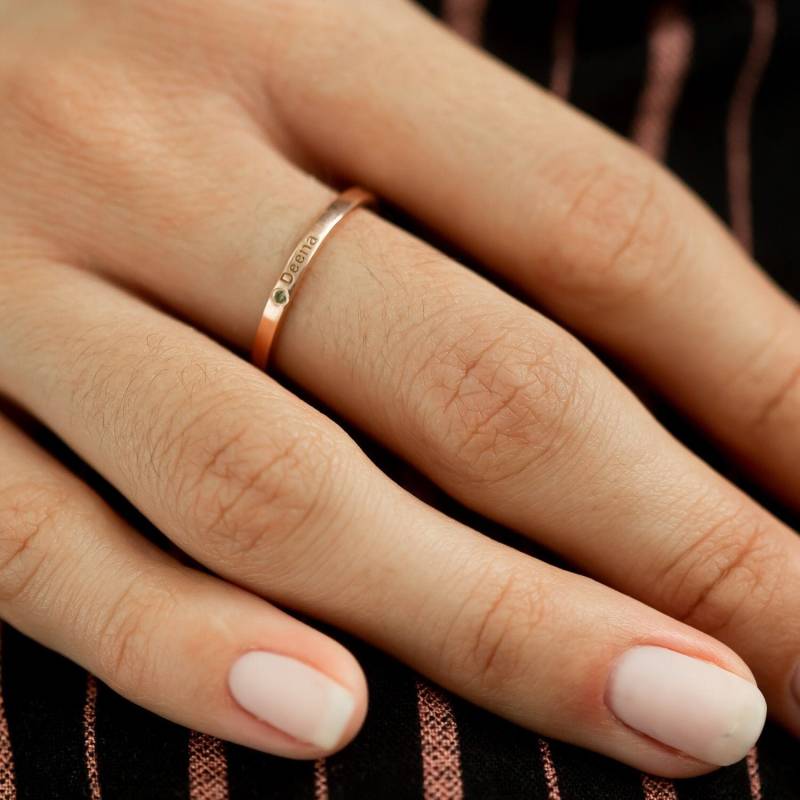 Baby Name Und Geburtsstein Ring Stapeln Zierliche Mit Gravur Namen Personalisiertes Geschenk Neue Mutter von Glamoristic