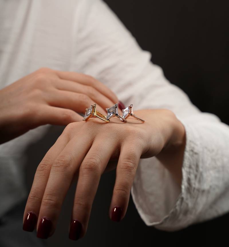 Drachen Verlobungsring Einzigartiger Moissanit Ehering Im Drachenschliff Eleganter Diamant Mit Seitlichen Akzenten Ring/Brautjungfer Geschenk Zum von Glamoristic