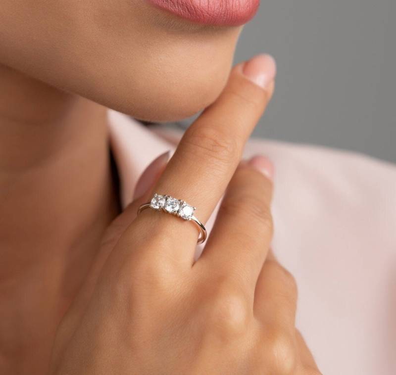 Drei-Stein Diamant Ring Brautring Runder Verlobungsring Versprechensring in Sterling Silber Und 14K Gold Optionen von Glamoristic