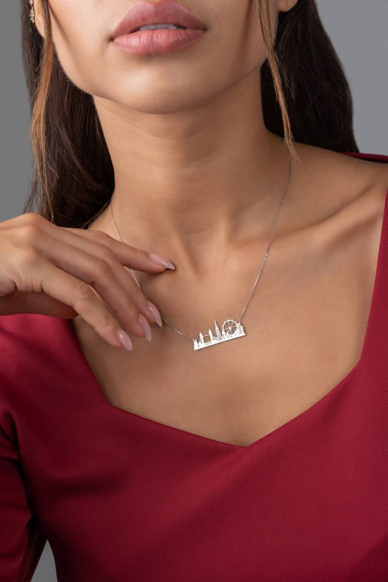 Personalisierte Stadt Halskette Skyline Sterling Silber Reise Perfekte Geschenk Geburtstag Für Sie Oder Ihn von Glamoristic