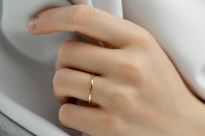 14K Familie Multi-stein Ring Zierliche Geburtssteine Individuelles Mutter Geschenk Geburtsstein in Gelb-, Weiß - Und Roségold von GlamoristicGold