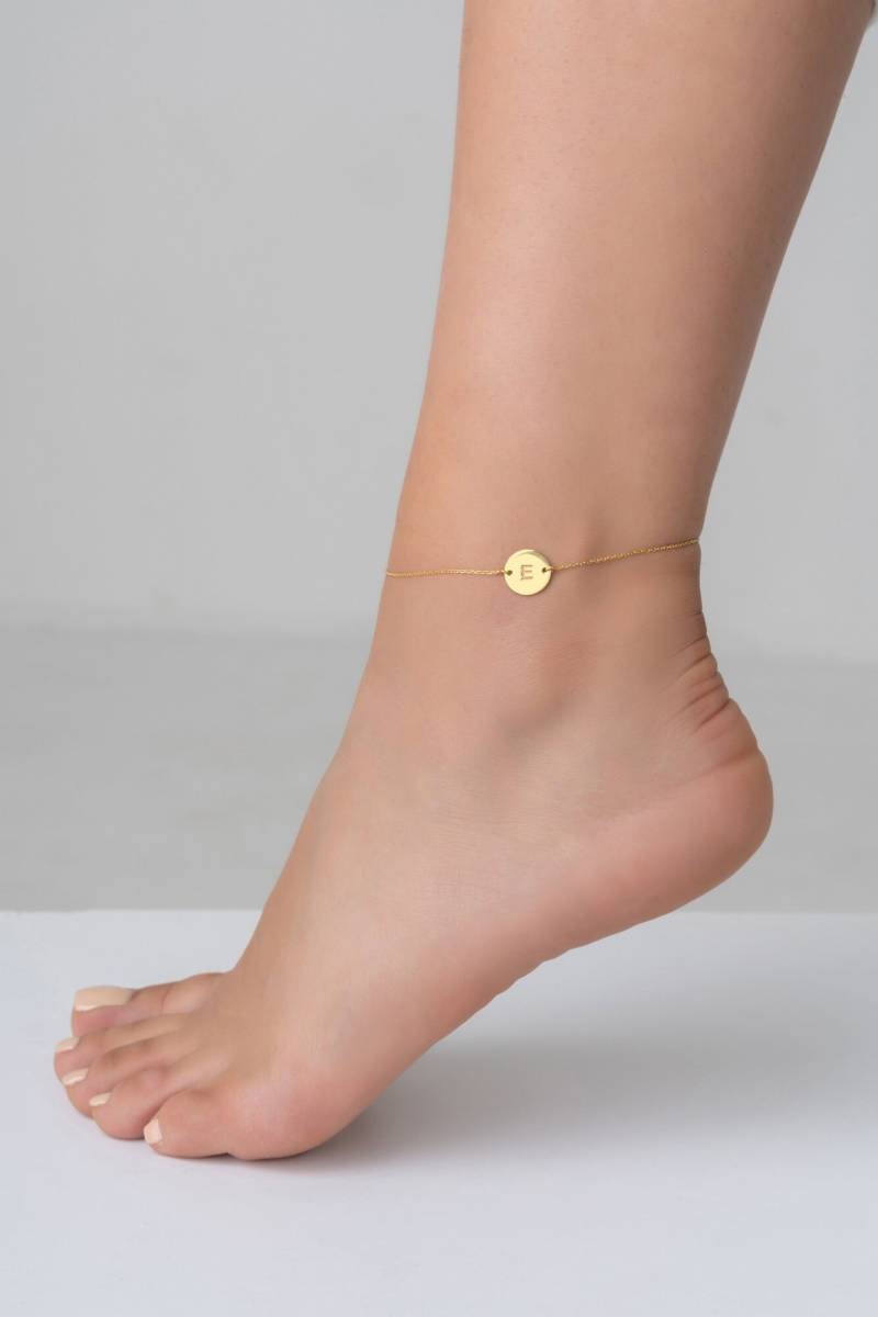 Rundes Tag Graviertes Gold Buchstabe Fußkettchen 14K Benutzerdefinierte Anfangsscheibe Freunde Initiale Auf Personalisierte Münze Besties von GlamoristicGold