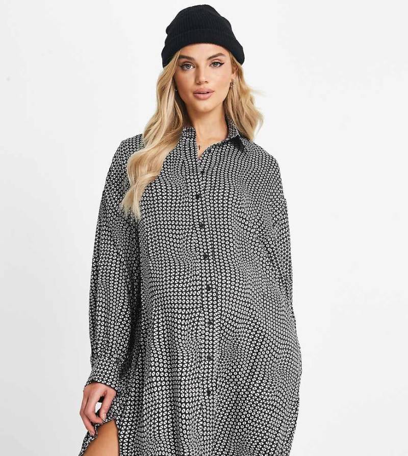 Glamorous - Umstandsmode - Locker geschnittenes Oversize-Hemdblusenkleid mit geometrischem Muster in Schwarz-Weiß-Bunt von Glamorous Bloom