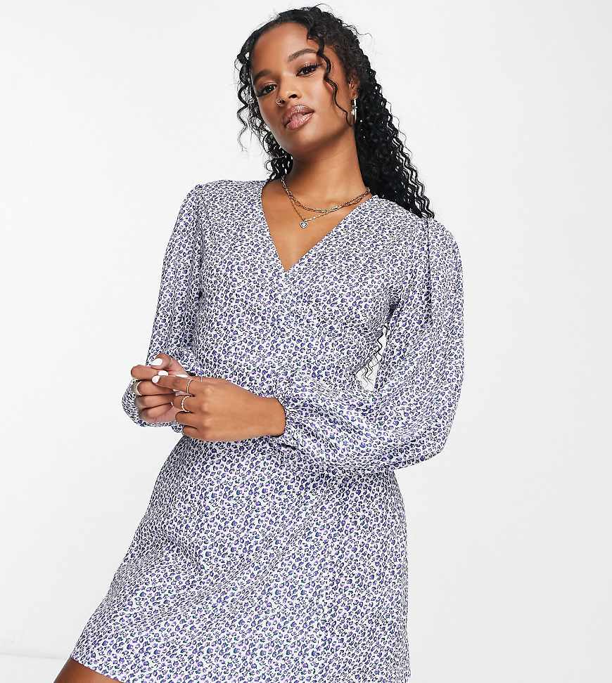 Glamorous Petite - Gewickeltes Mini-Freizeitkleid mit blauem Blümchenmuster-Bunt von Glamorous Petite