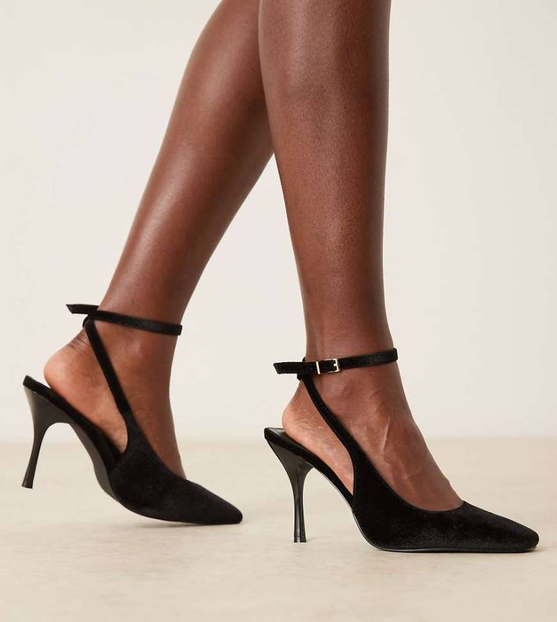 Glamorous Wide Fit - Absatzschuhe aus Samt in Schwarz mit Knöchelriemen, weite Passform Glamorous Wide Fit - Absatzschuhe aus Samt in Schwarz mit Knöchelriemen, weite Passform von Glamorous Wide Fit