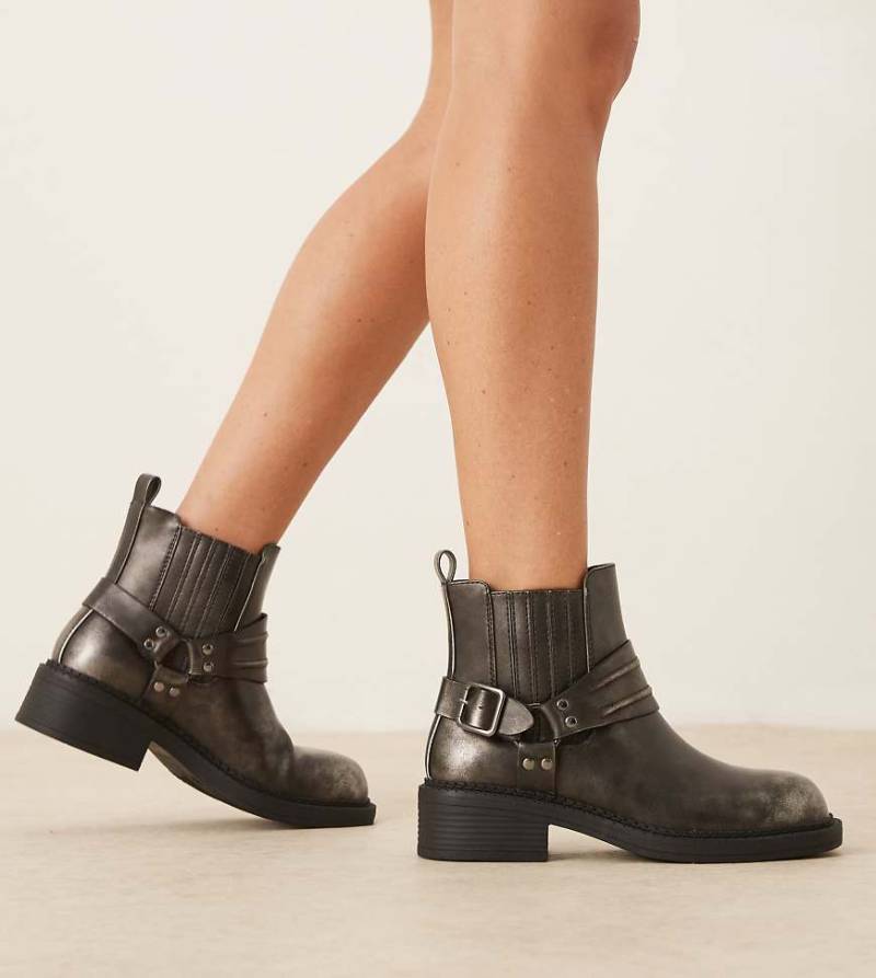 Glamorous Wide Fit - Ankle-Boots in verwaschenem Schwarz mit niedrigem Schaft und Gurt-Detail, weite Passform von Glamorous Wide Fit