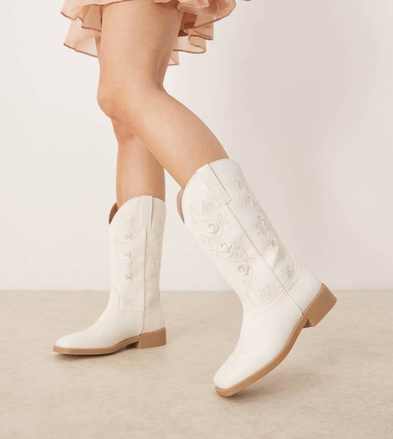 Glamorous Wide Fit - Bestickte, kniehohe Westernstiefel in Cremeweiß-Neutral von Glamorous Wide Fit