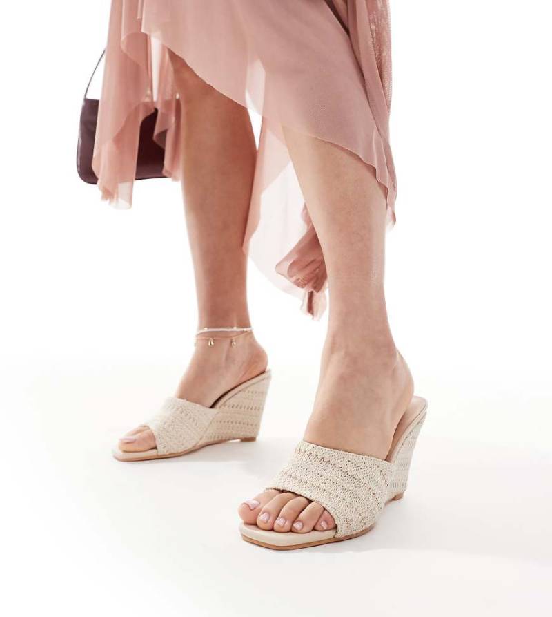 Glamorous Wide Fit - Cremeweiße Keilabsatz-Sandaletten im Häkeldesign, weite Passform von Glamorous Wide Fit