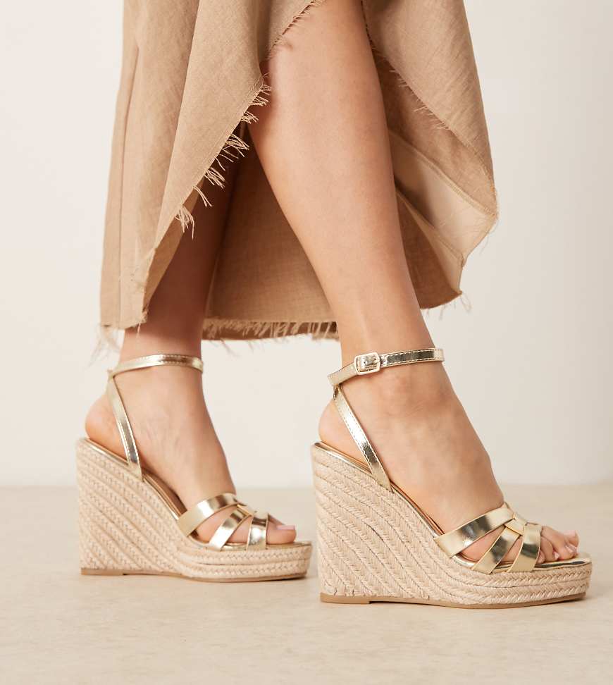 Glamorous Wide Fit - Espadrilles-Sandalen in Gold mit Keilabsatz-Goldfarben Glamorous Wide Fit - Espadrilles-Sandalen in Gold mit Keilabsatz-Goldfarben von Glamorous Wide Fit