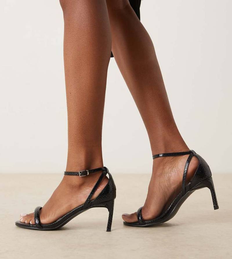 Glamorous Wide Fit - Filigrane Absatzsandalen in Kroko-Schwarz, weite Passform von Glamorous Wide Fit