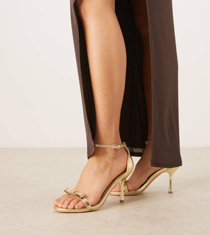 Glamorous Wide Fit - Filigrane Sandalen in Gold mit Schleifendetail, weite Passform-Goldfarben von Glamorous Wide Fit