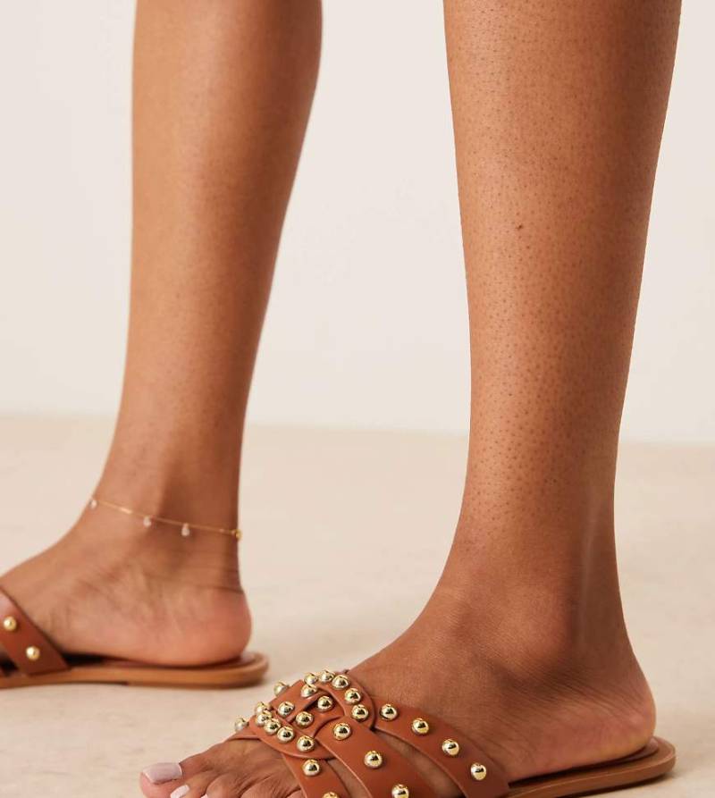 Glamorous Wide Fit - Flache Sandalen in Hellbraun mit Nietenbesatz, weite Passform von Glamorous Wide Fit