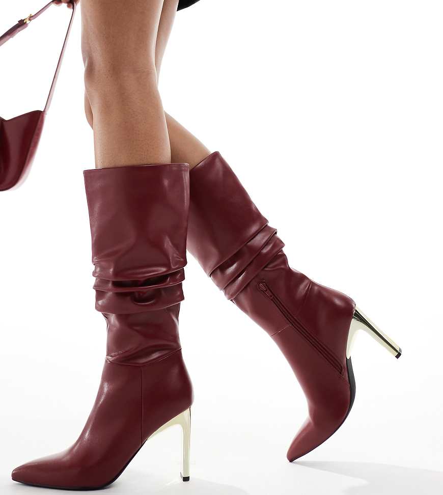 Glamorous Wide Fit - Geraffte, kniehohe Stiefel in Burgunderrot mit goldenem Absatz, weite Passform Glamorous Wide Fit - Geraffte, kniehohe Stiefel in Burgunderrot mit goldenem Absatz, weite Passform von Glamorous Wide Fit