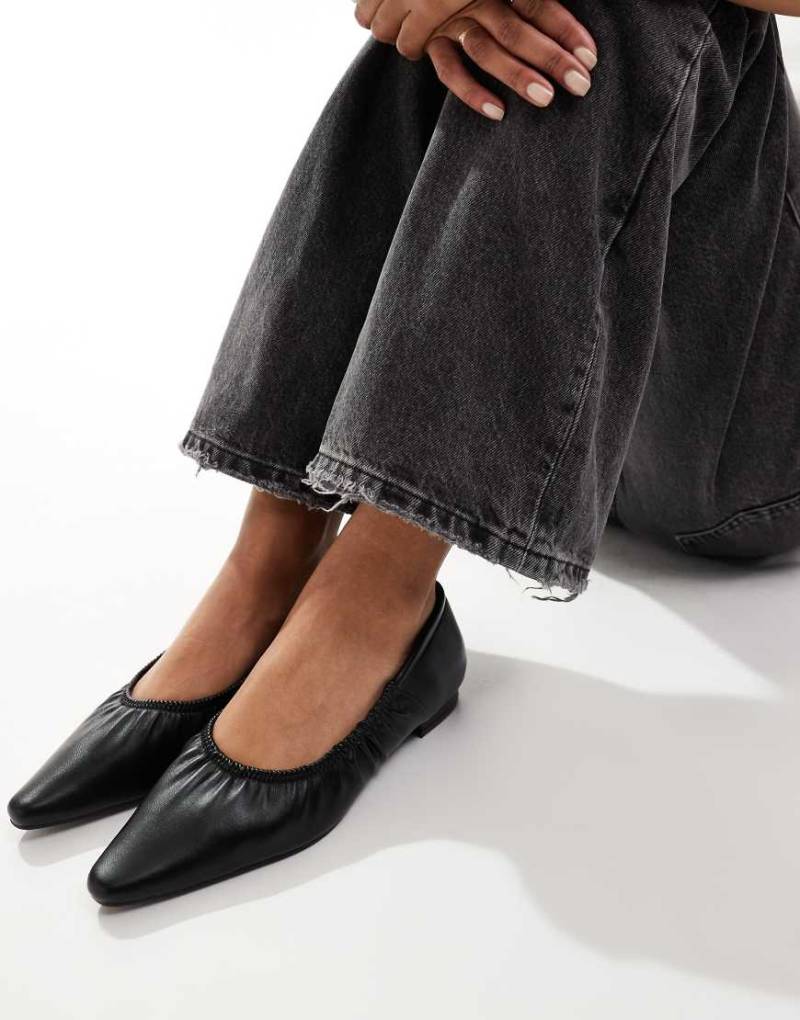 Glamorous Wide Fit - Geraffte Ballerinas in Schwarz mit spitzer Zehenpartie von Glamorous Wide Fit