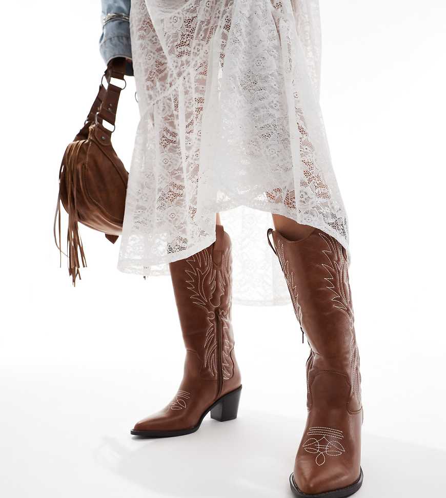 Glamorous Wide Fit - Kniehohe Westernstiefel in Hellbraun mit Absatz und weiter Passform von Glamorous Wide Fit