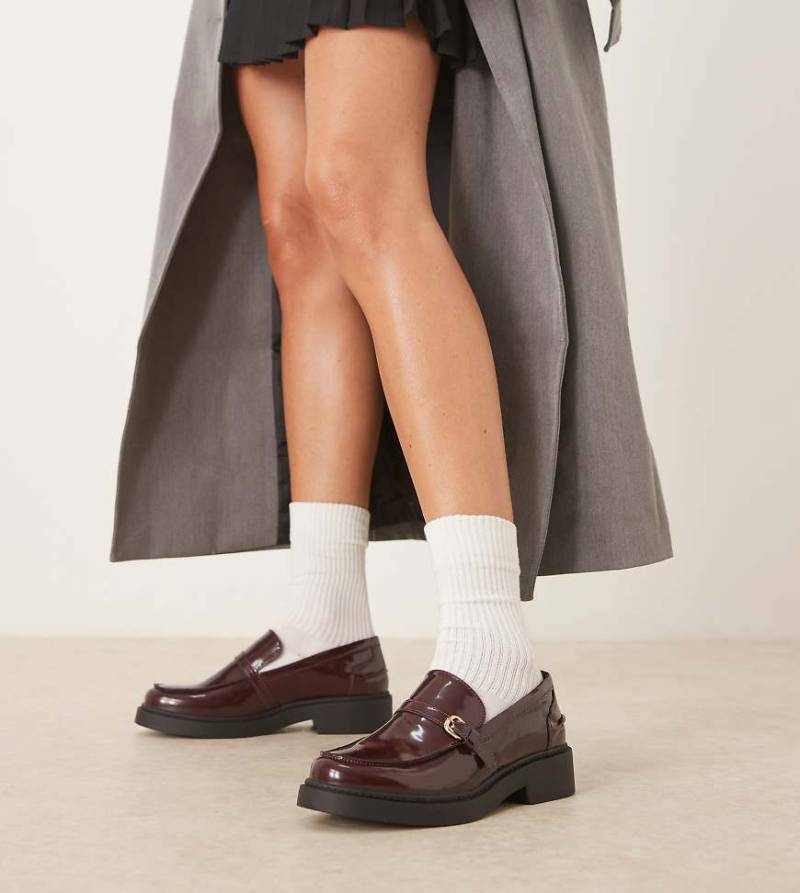 Glamorous Wide Fit - Loafer in Burgunderrot mit Schnallendetail von Glamorous Wide Fit